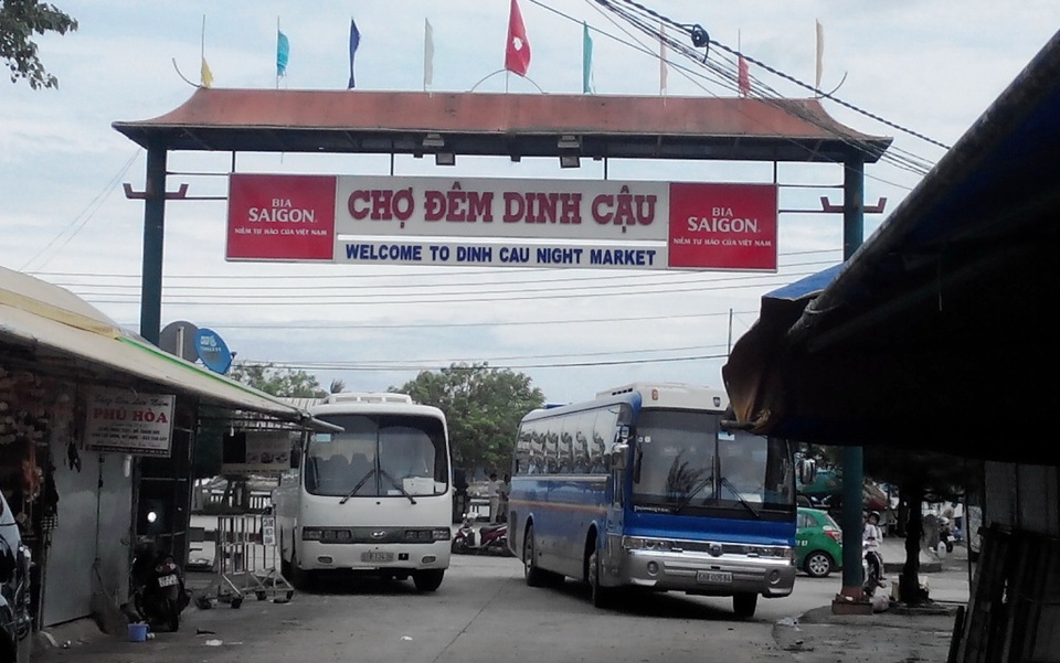 Vì sao tiểu thương Kiên Giang quyết liệt phản đối vào chợ mới? - 1 Chợ đêm Dinh Cậu trứ danh ở Phú Quốc đã bị đóng cửa, ảnh hưởng đến hàng chục hộ tiểu thương kinh doanh tại chợ