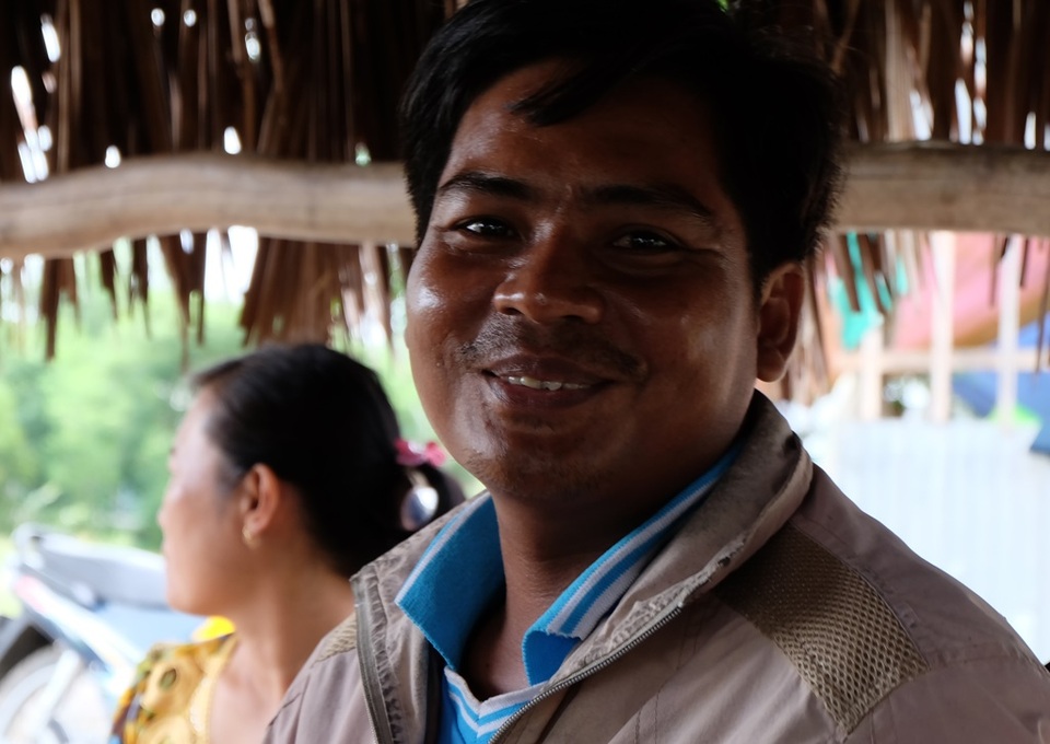 Anh Chau Sinh - một người chuyên mua cỏ cho biết, nếu làm việc chăm chỉ thì một ngày mỗi người có thể cắt được từ 50 đến 60 bó cỏ. Trừ đi chi phí nhiên liệu thì bà con sẽ thu được khoảng 200 ngàn đồng, thậm chí có người có thể kiếm được từ 300 – 400 ngàn đồng mỗi chuyến.