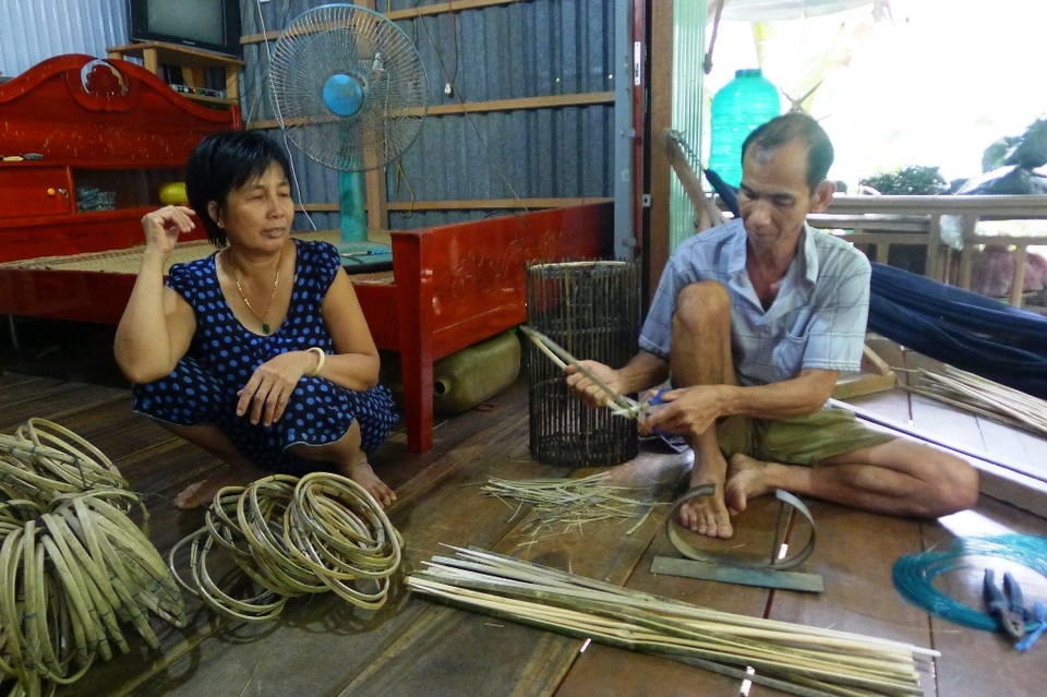 ĐBSCL: Mực nước lũ đẹp cho ngành nông nghiệp - 2 Vợ chồng anh Nguyễn Ngọc Hường - ấp Phú Nghĩa, xã Phú Hội cho biết: nhờ nước lũ về mấy ngày qua, vợ chồng anh mới sống khỏe với nghề làm lợp cua bán