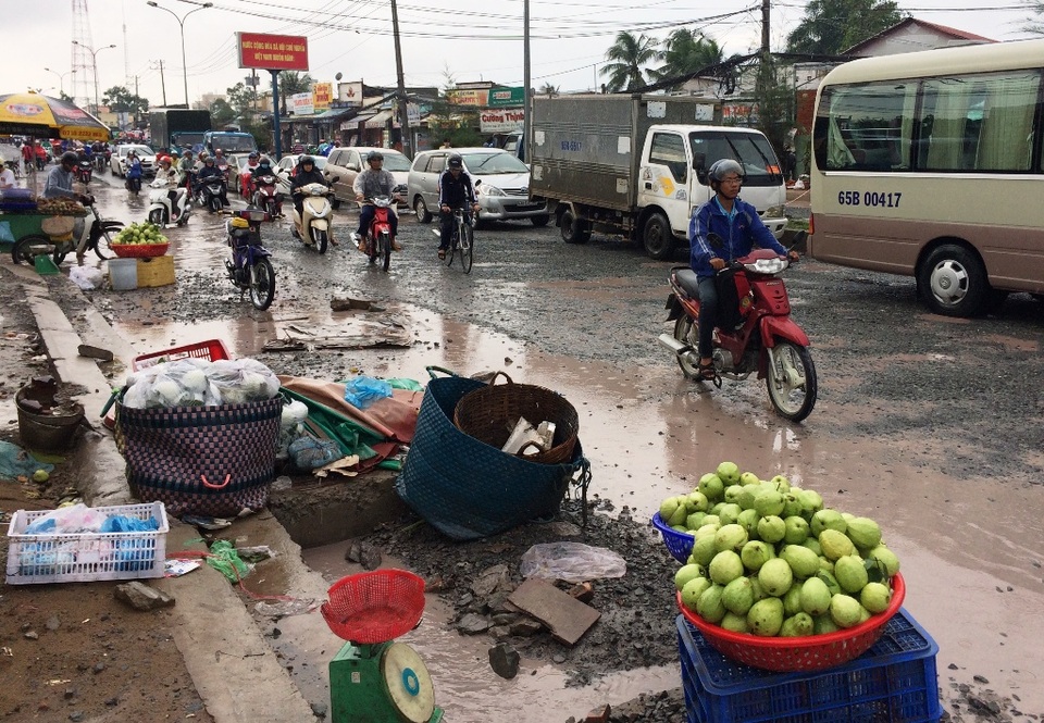 TP Cần Thơ ngập nặng sáng đầu tuần - 4 Tuyến đường lầy lội - đoạn đường quốc lộ 91B (từ đèn tín hiệu giao thông 3/2 kéo dài đên cầu số 2) làm hàng nghìn người dân vất vả khi lưu thông.