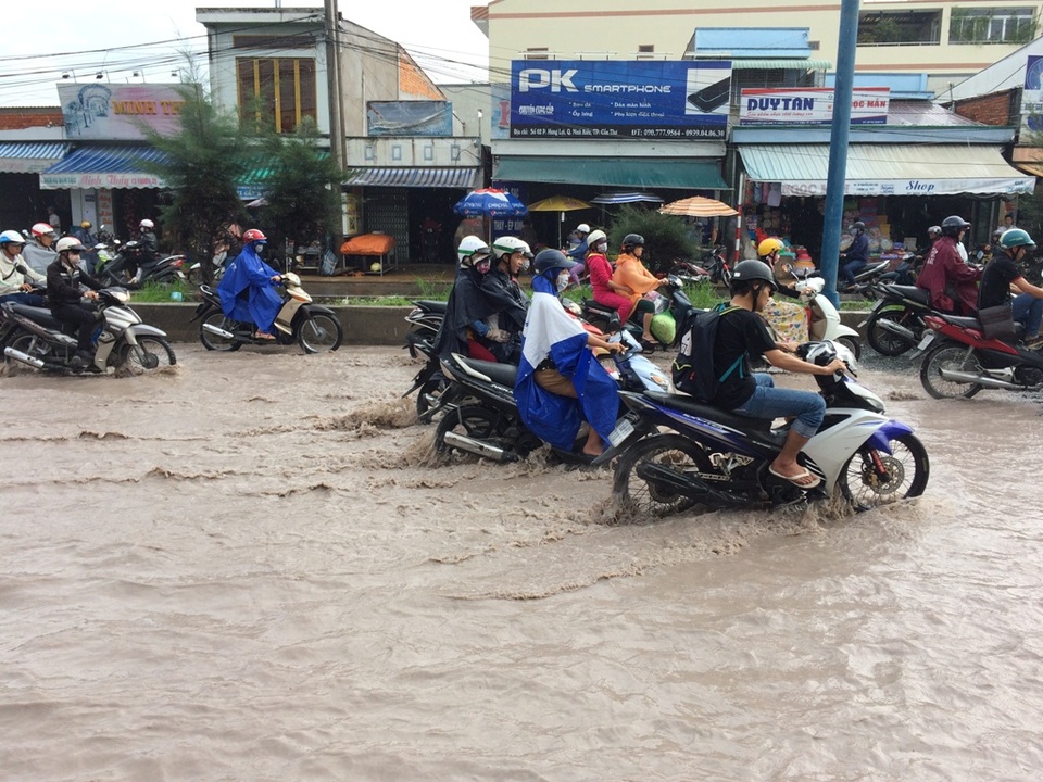 TP Cần Thơ ngập nặng sáng đầu tuần - 5 Người dân vất vả bơi trên nước bẩn đến công sở