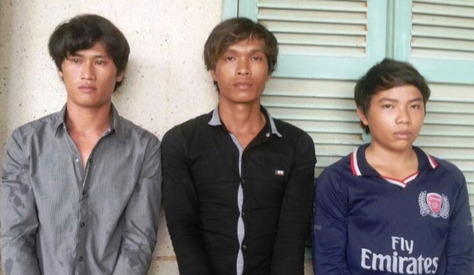 Bắt 3 ngư phủ giết chủ tàu và người nấu ăn… cướp tài sản ăn chơi - 1 03 nghi phạm: Phạm Văn Linh, Nguyễn Văn Tình và Nguyễn Thành Nhịn, trong đó đối tượng Nhịn chỉ mới 13 tuổi