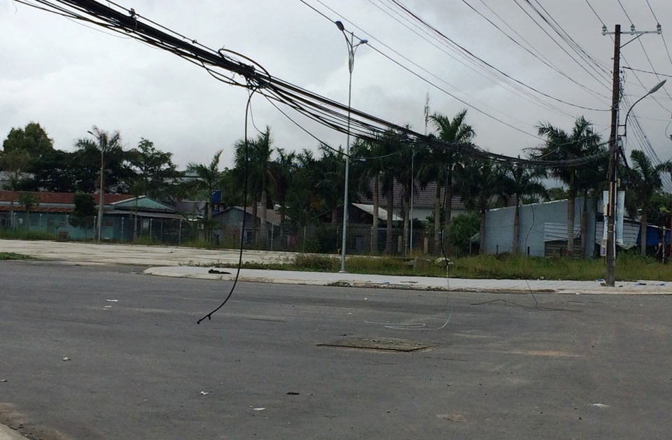 Kiên Giang: Dây điện và dây cáp thành bẫy rình rập người đi đường - 1 Những cọng dây thòng xuống đường như những cái thòng lọng bẫy người đi đường