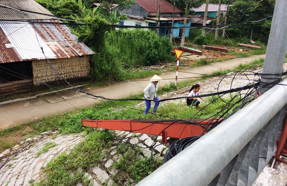 Kiên Giang: Dây điện và dây cáp thành bẫy rình rập người đi đường - 5 Một số người dân đánh liều đi sát đường dây điện (cầu Tà Niên - Quốc lộ 61, xã Vĩnh Hòa Hiệp)
