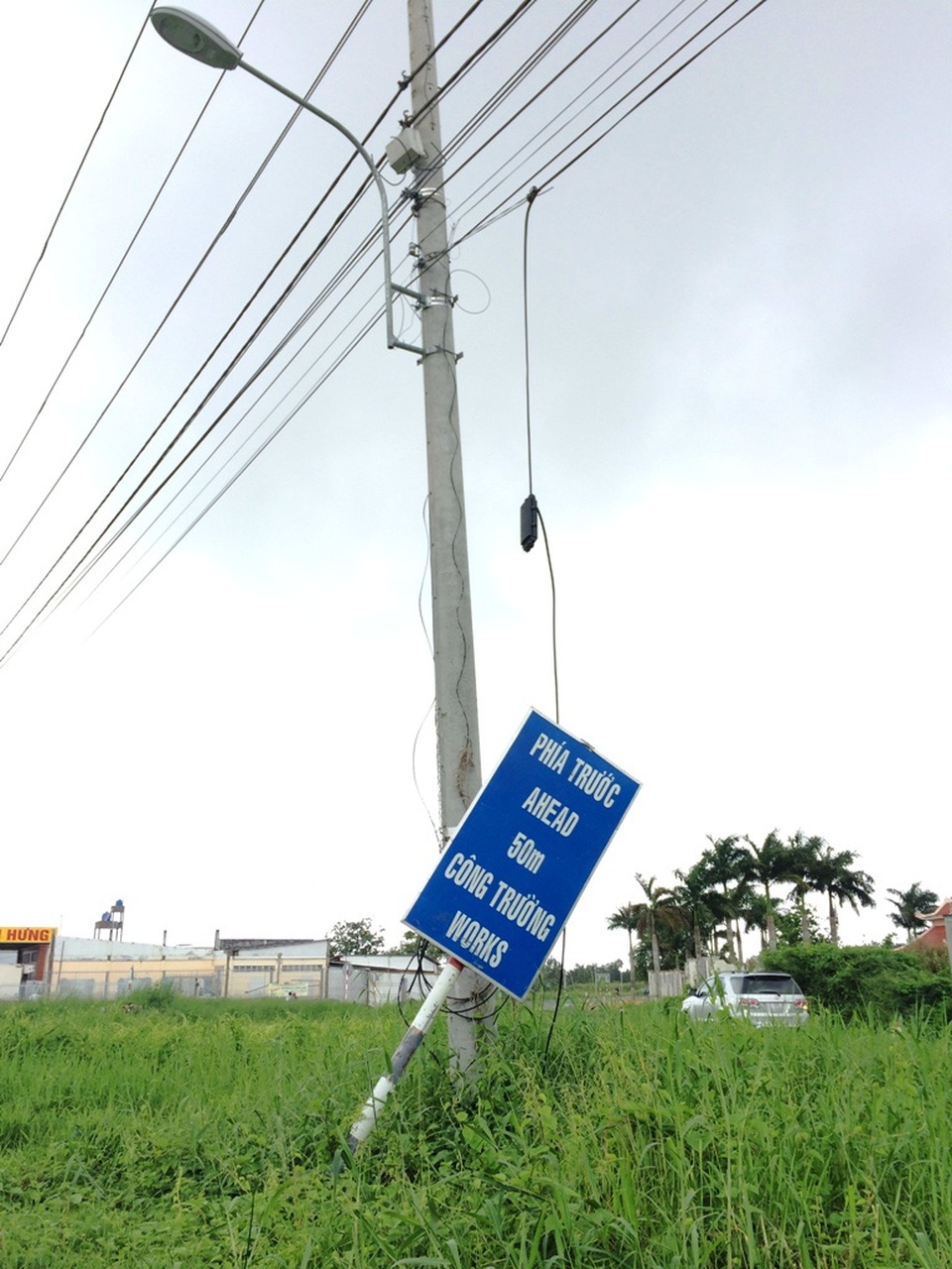 Kiên Giang: Dây điện và dây cáp thành bẫy rình rập người đi đường - 8 Vô cùng phản cảm