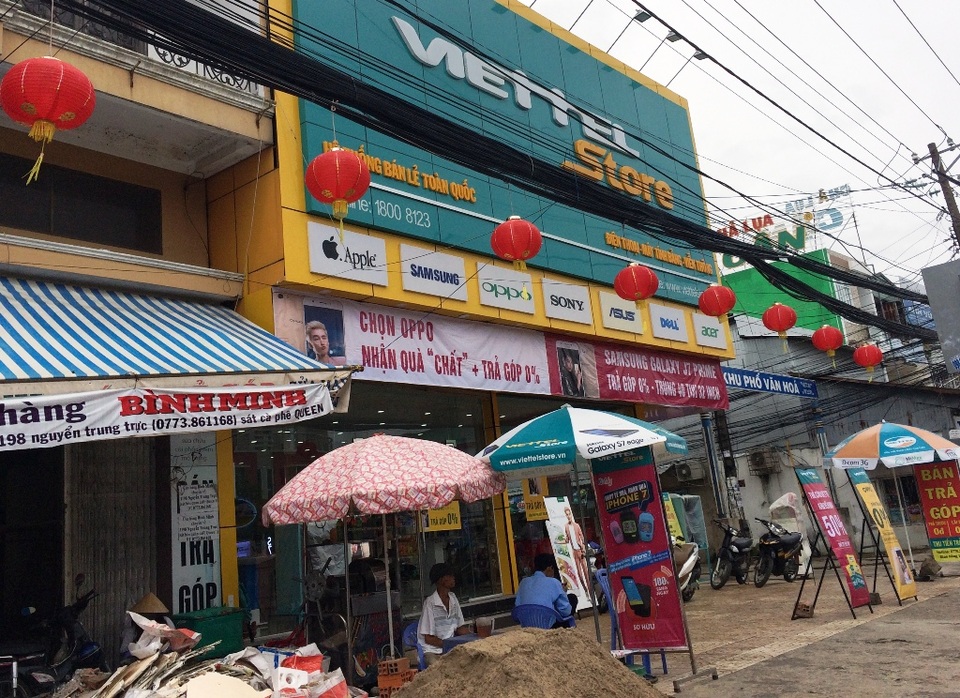 Kiên Giang: Dây điện và dây cáp thành bẫy rình rập người đi đường - 10 Sáng kiến: treo lồng đèn dưới dây điện