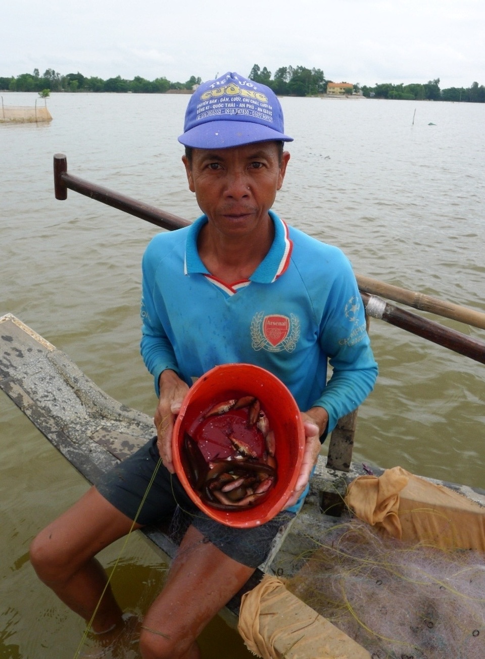 Hẩm hiu nghề câu lưới trong lũ muộn - 6 Ông Phước cuốn hết một luồng lưới mà chỉ được bấy nhiêu cá