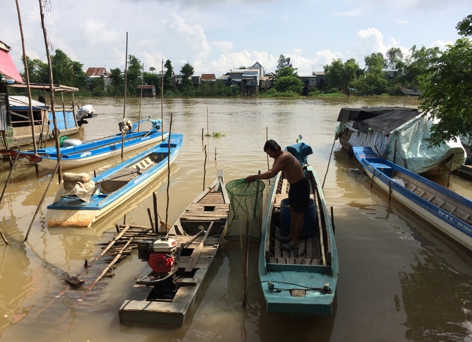 Qua sông sửa chữa xe đạp, 2 học sinh chết đuối thương tâm - 1 Dân miền Tây hay dùng chiếc vỏ lãi này để làm phương tiện đi lại (ảnh minh họa)