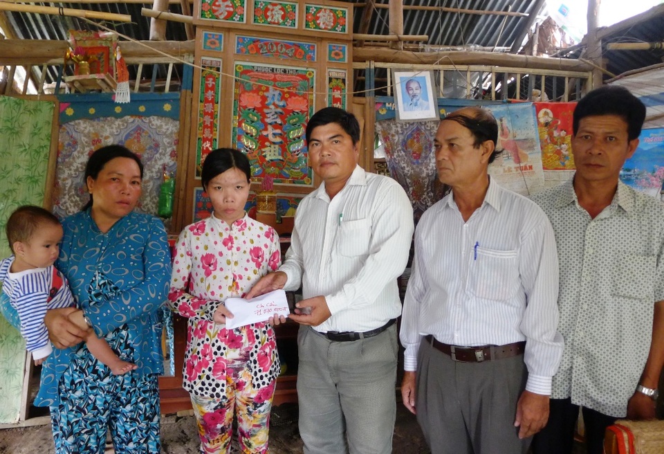 Trao hơn 71 triệu đồng đến chị Phan Hồng Cẩm bị u xơ - 2
Ông Nguyễn Khắc Hưng – Phó chủ tịch xã Thạnh Lộc trao tới gia đình chị Phan Hồng Cẩm số tiền 71.070.000 đồng