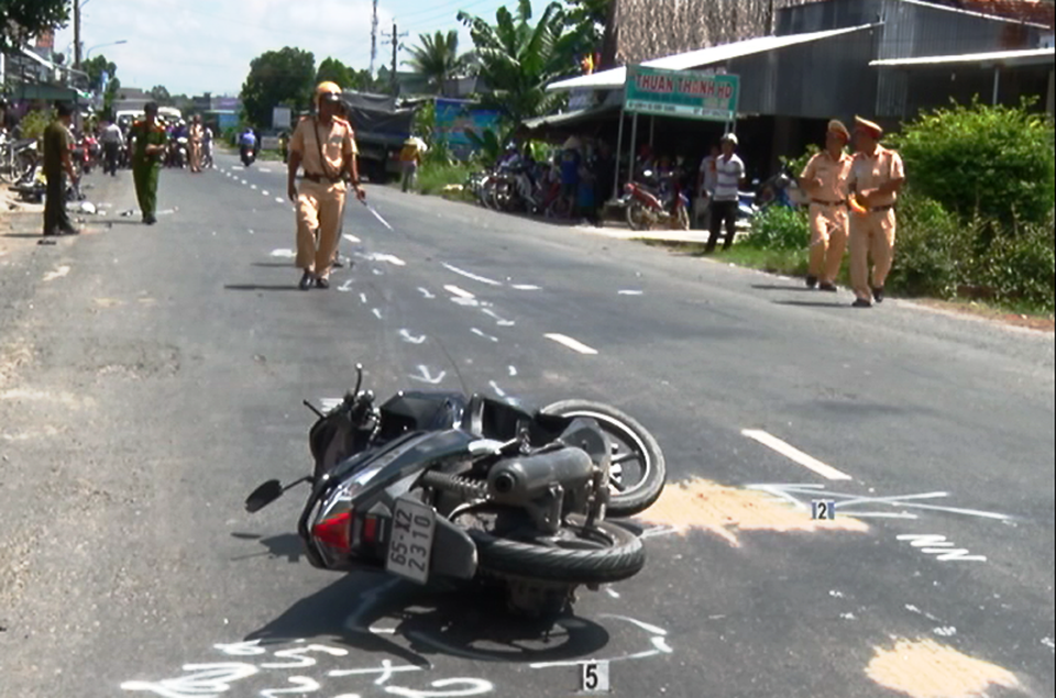 Hiện trường vụ tai nạn làm 3 người chết, một người bị thương.