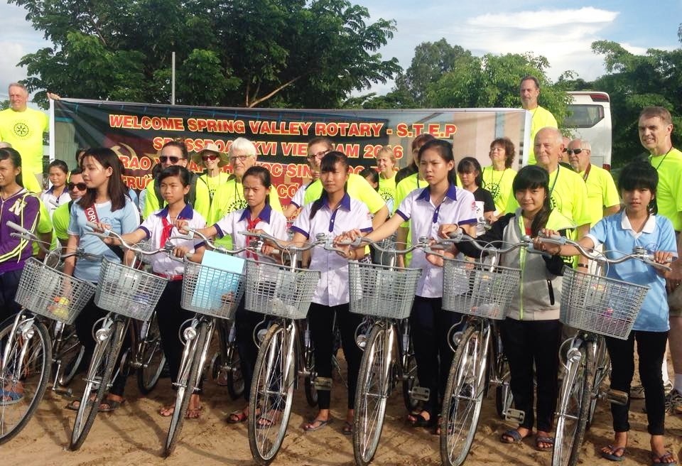 Trao tặng 25 xe đạp cho nữ sinh nghèo học giỏi - 1 Tổ chức Spring Valley Rotary - S.T.E.P Srossroad XVI Việt Nam trao 25 xe đạp cho các nữ sinh nghèo học giỏi Trường Trung học cơ sở Phú Thành A, xã Phú Thành A.
