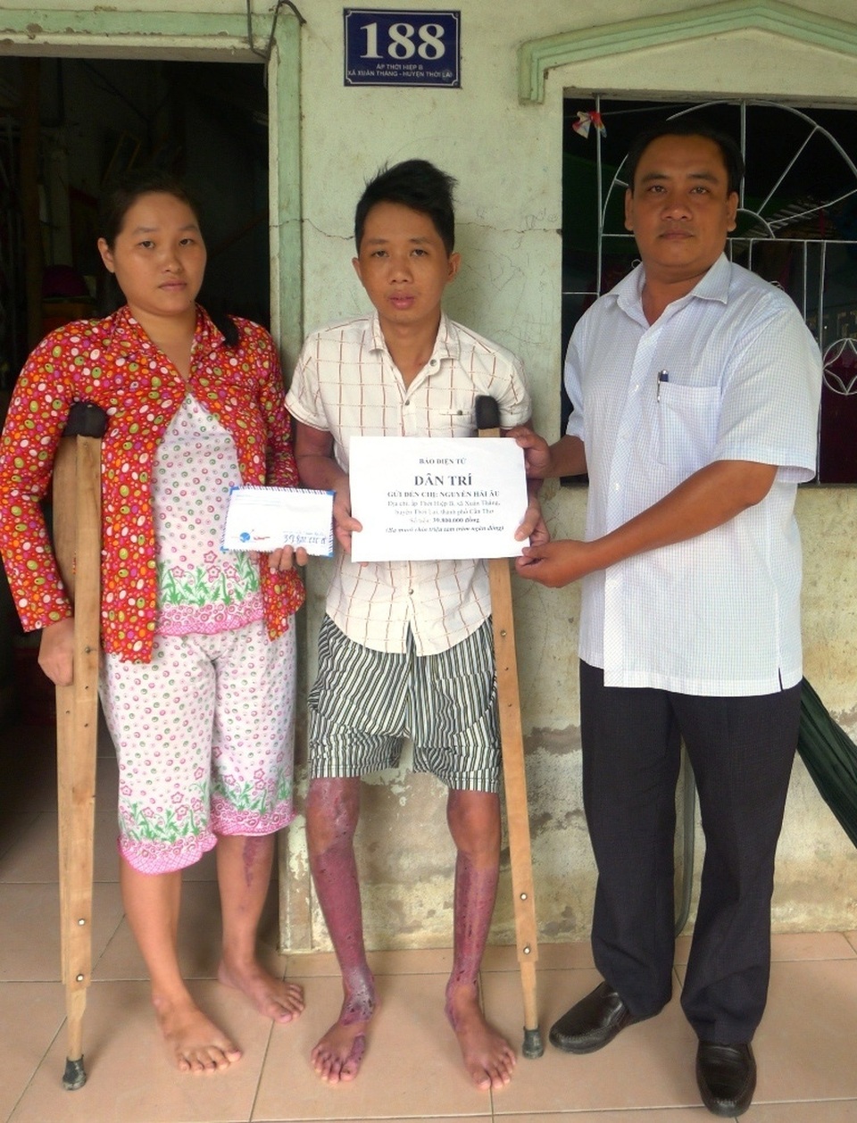 
Đại diện bạn đọc Dân trí, ông Nguyễn Quốc Vũ – Chủ tịch UBND xã Xuân Thắng trao tới vợ chồng chị Nguyễn Hải Âu số tiền 39.800.000 đồng
