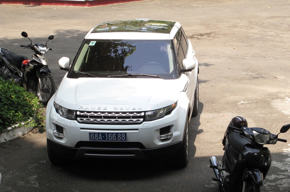 Công an Kiên Giang trả lời về hai xe Range Rover mang biển xanh - 2 Về chiếc xe này, Công an tỉnh Kiên Giang không biết là của ai.