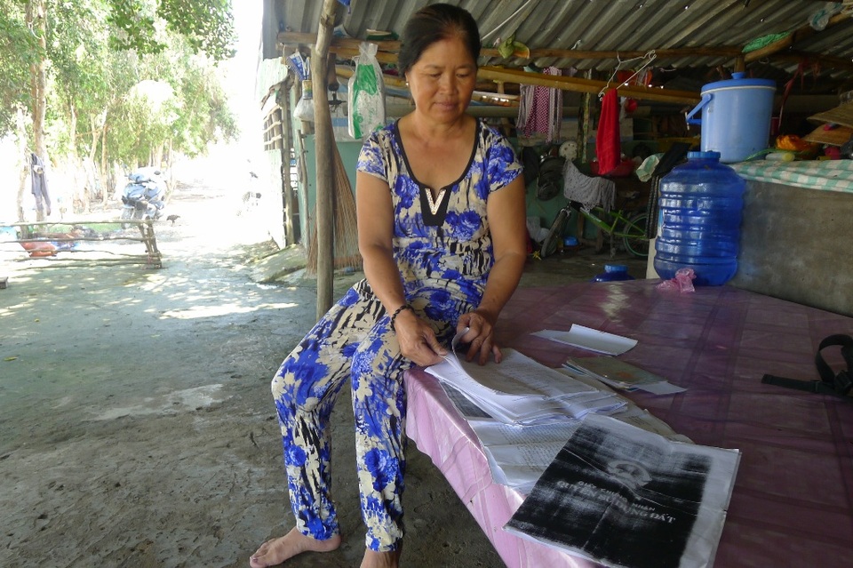 Kiên Giang: Đất con nuôi có sổ đỏ, cha nuôi ngang nhiên chiếm hết - 3 Bà Quế cho biết, hiện nay vợ chồng bà không dám về thăm nhà, thăm đất, vì mỗi lần về là ông Tích cho người đuổi đánh