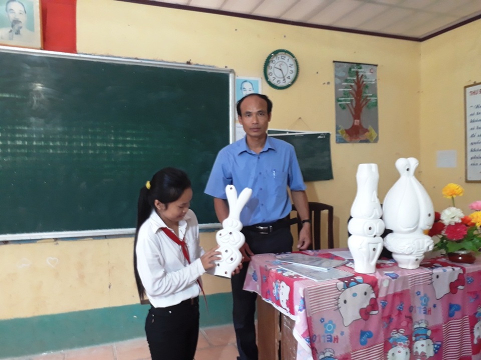 Cảm phục thầy giáo 17 năm “vượt biển” gieo chữ ở đảo xa - 2 Từ những mô hình dạy học bằng mút xốp của mình, thầy Kiều đã truyền được kiến thức đến các em học sinh một cách nhanh chóng và hiệu quả nhất.