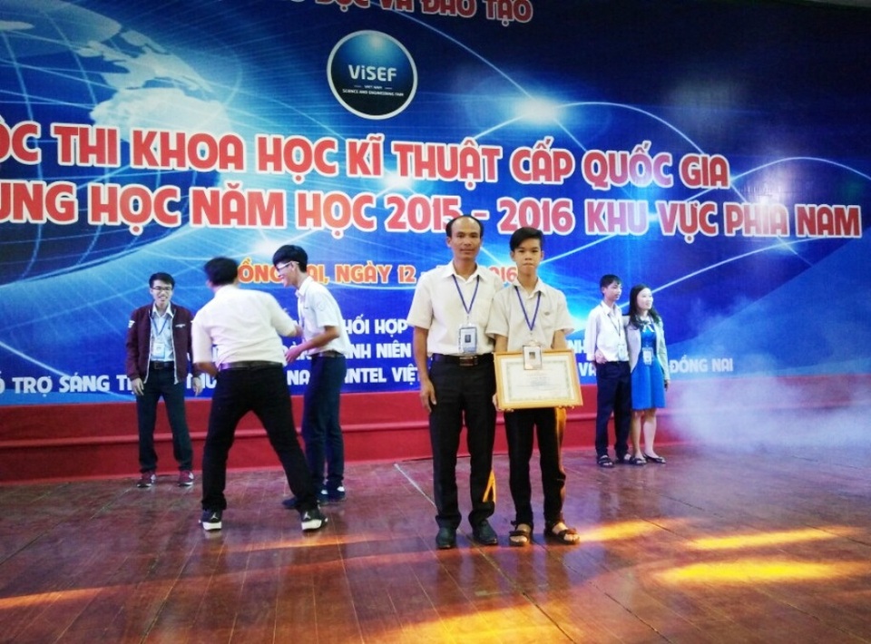 Cảm phục thầy giáo 17 năm “vượt biển” gieo chữ ở đảo xa - 3 Niềm vui lớn nhất của thầy Kiều chính là nhìn những học sinh của mình có thành tích tốt trong học tập, trong nghiên cứu khoa học. Trong ảnh: Thầy Đoàn Văn Kiều và em Cao Quốc Khánh tại cuộc thi khoa học kỹ thuật năm 2015 - 2016.