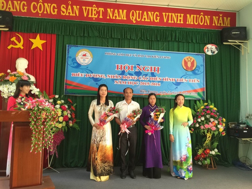 Cảm phục thầy giáo 17 năm “vượt biển” gieo chữ ở đảo xa - 4 Từ năm học 2012 - 2013 đến năm học 2015 - 2016 thầy Kiều có 4 năm liền là chiến sĩ thi đua cơ sở, 1 năm đạt chiến sĩ thi đua tỉnh, được chủ tịch UBND tỉnh và Công đoàn giáo dục Việt Nam tặng bằng khen.