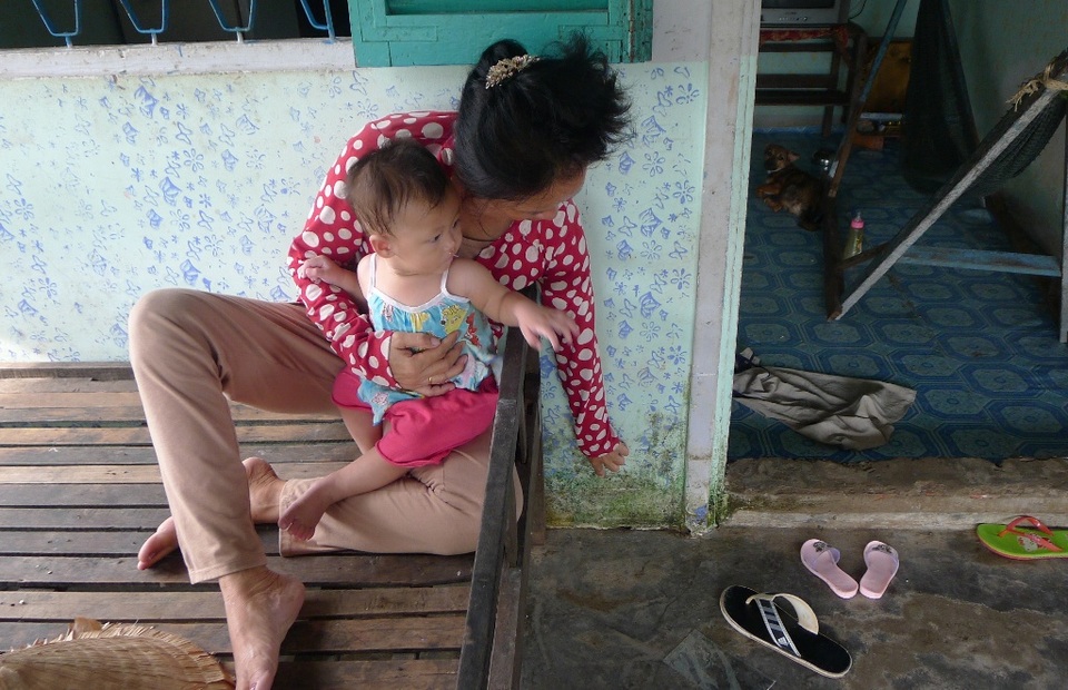 Hàng chục hộ dân sống giữa thành phố… bì bõm lội nước 4 năm qua - 8
Bà Võ Thị Nhạn cho biết, trận mưa lớn vừa rồi nước ngập cao đến chỗ tay bà chỉ, gây khó khăn trong sinh hoạt và cũng là ẩn họa cho 2 đứa cháu nội mới 8 tháng tuổi của bà