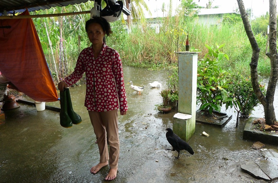 Hàng chục hộ dân sống giữa thành phố… bì bõm lội nước 4 năm qua - 6
Để đối phó với tình trạng nước lũ bao vây quanh năm, nhà nào cũng phải mua ủng để đi lại