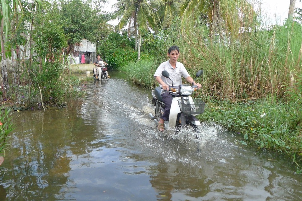 Hàng chục hộ dân sống giữa thành phố… bì bõm lội nước 4 năm qua - 5
Những hôm mưa lớn, hẻm ngập sâu từ 50 - 60cm nước, làm người dân đi lại khó khăn, nhất là các em học sinh