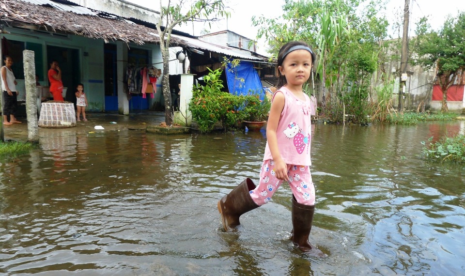 Hàng chục hộ dân sống giữa thành phố… bì bõm lội nước 4 năm qua - 7 Nước ngập mất vệ sinh, sinh muỗi nhiều... nguy cơ các em nhỏ bị bệnh sốt xuất huyết rất cao