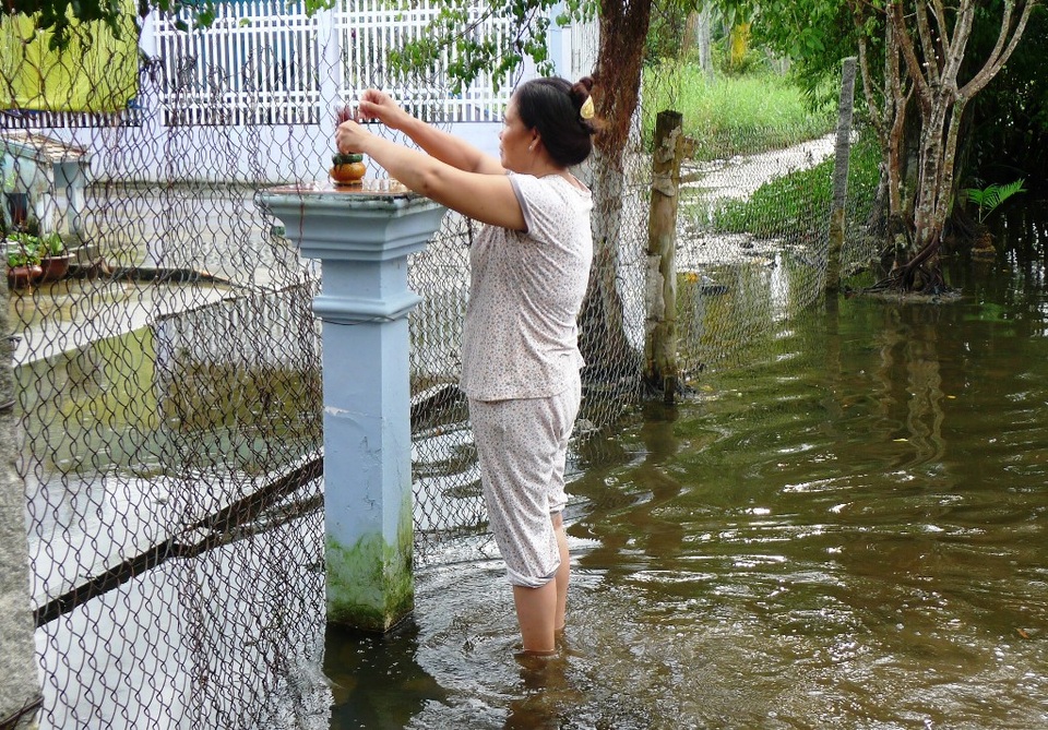 Hàng chục hộ dân sống giữa thành phố… bì bõm lội nước 4 năm qua - 2 Hơn năm qua ngoài việc nước không chỉ ngập con hẻm trước nhà bà Dương Thị Xòa mà nước còn bao chiếm hết phần sân nhà, gây khó khăn trong sinh hoạt