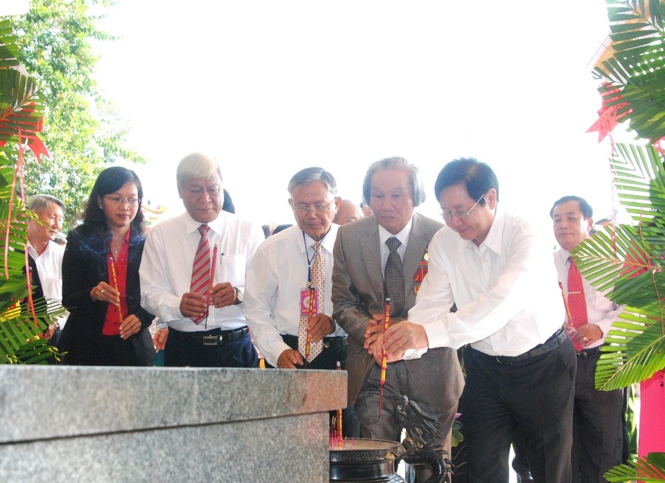 Ông Lê Vĩnh Tân, Ủy viên Trung ương Đảng - Bộ trưởng Bộ Nội vụ cùng lãnh đạo tỉnh Đồng Tháp thắp hương tại phần mộ Cụ Phó Bảng Nguyễn Sinh Sắc nhân lễ giỗ lần thứ 87