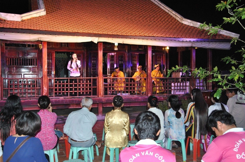 Rất đông du khách tham quan và người dân đến thưởng thức các tiết mục đờn ca tài tử