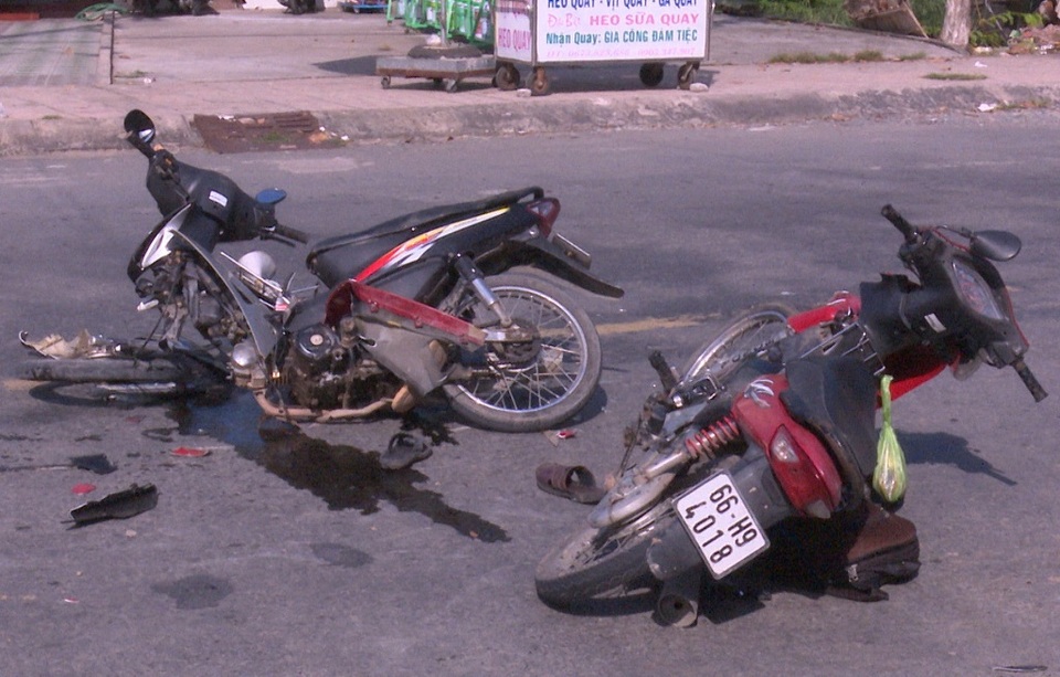 Say xỉn lái xe gây tai nạn, 3 người bị thương nặng - 1 Hiện trường vụ tai nạn làm 3 người bị đa chấn thương