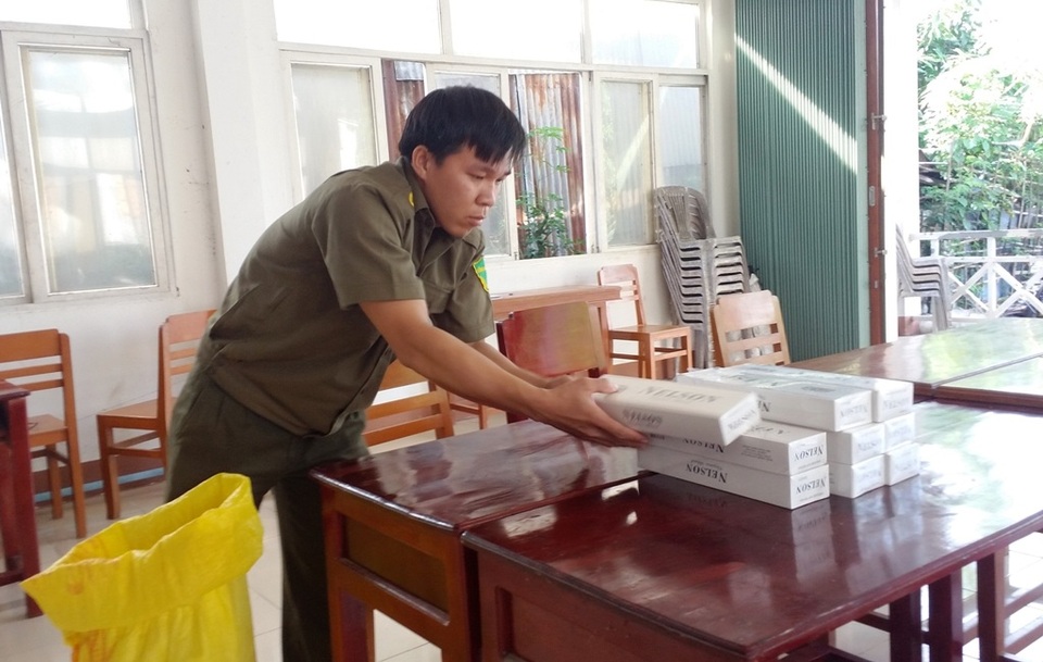 Nước lũ rút, các đối tượng buôn lậu ra sức hoạt động ngày đêm - 2 Đầu 11/2016, lực lượng chức năng tỉnh Đồng Tháp triệt xoá 8 vụ vận chuyển thuốc lá bằng xe môtô, số lượng hàng hoá tạm giữ là 3.400 gói thuốc lá các loại