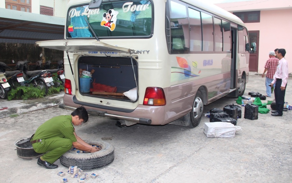 Nhét thuốc lá lậu trong bánh xe ô tô… vẫn bị phát hiện - 1 Số thuốc lá lậu giấu trong lốp xe bị phát hiện