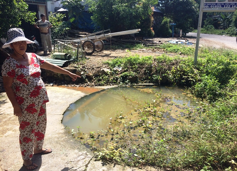 Đây là cái giếng cổ của người dân ấp Rạch Đùng bị bỏ hoang thế này nhưng đến mùa khô hạn thì dân tranh nhau ra đây múc nước.