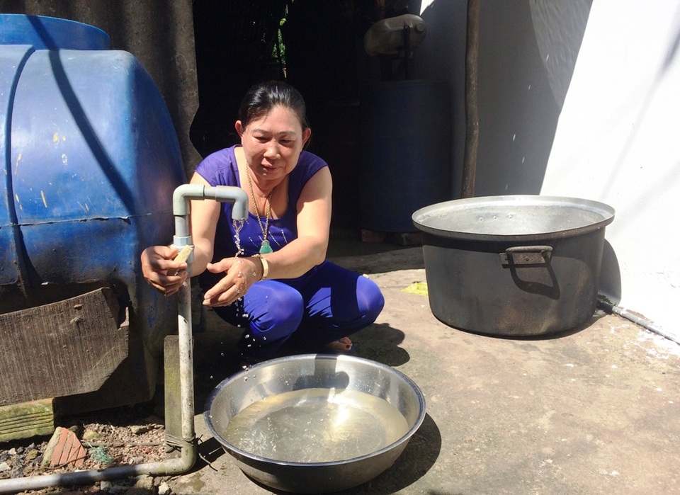 Bà Nguyễn Thị Ba - ấp Rạch Đùng cho biết, nguồn nước gia đình đang dùng là được một người dân trong ấp tự khoan giếng rồi lắp ống bán cho với giá 15.000 đồng/m3.