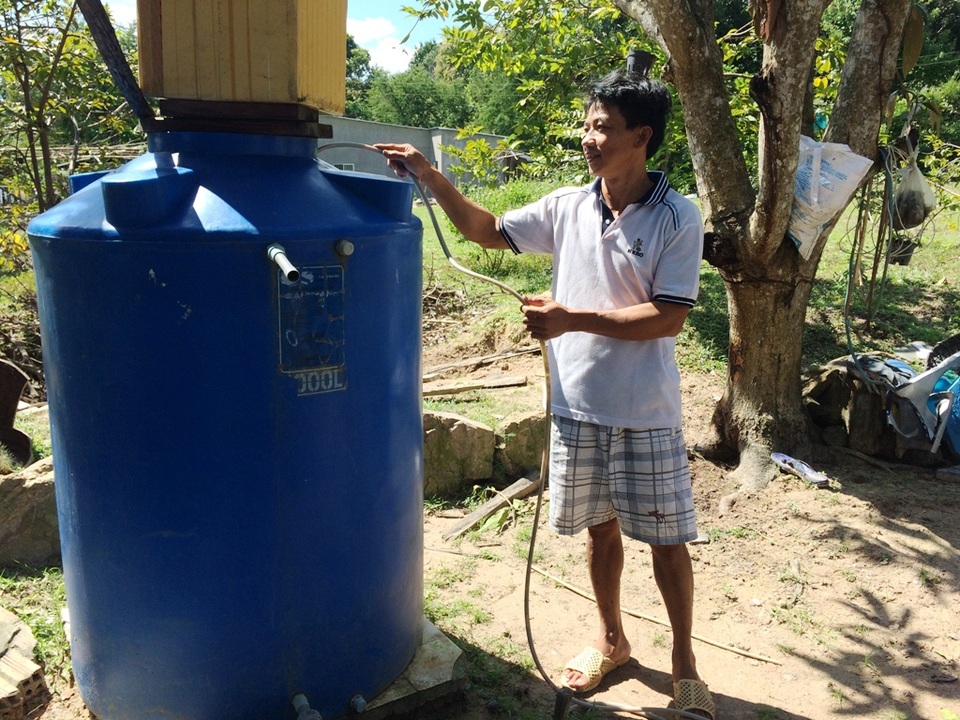 
Một hộ dân có điều kiện kéo đường ống dẫn nước từ trên núi xuống.
