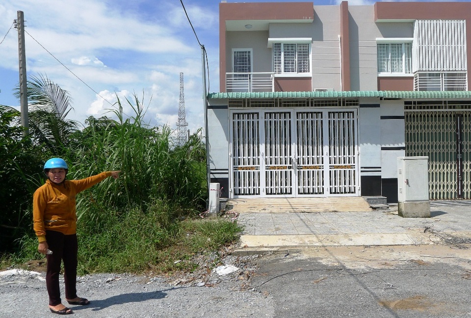 TP Rạch Giá lấy đất dân giao doanh nghiệp “đổi” hạ tầng… còn nhiều khuất tất? - 2 Bà Bùi Thúy Lan chỉ 2 căn nhà mọc lên trên mương kênh thủy lợi trước đây