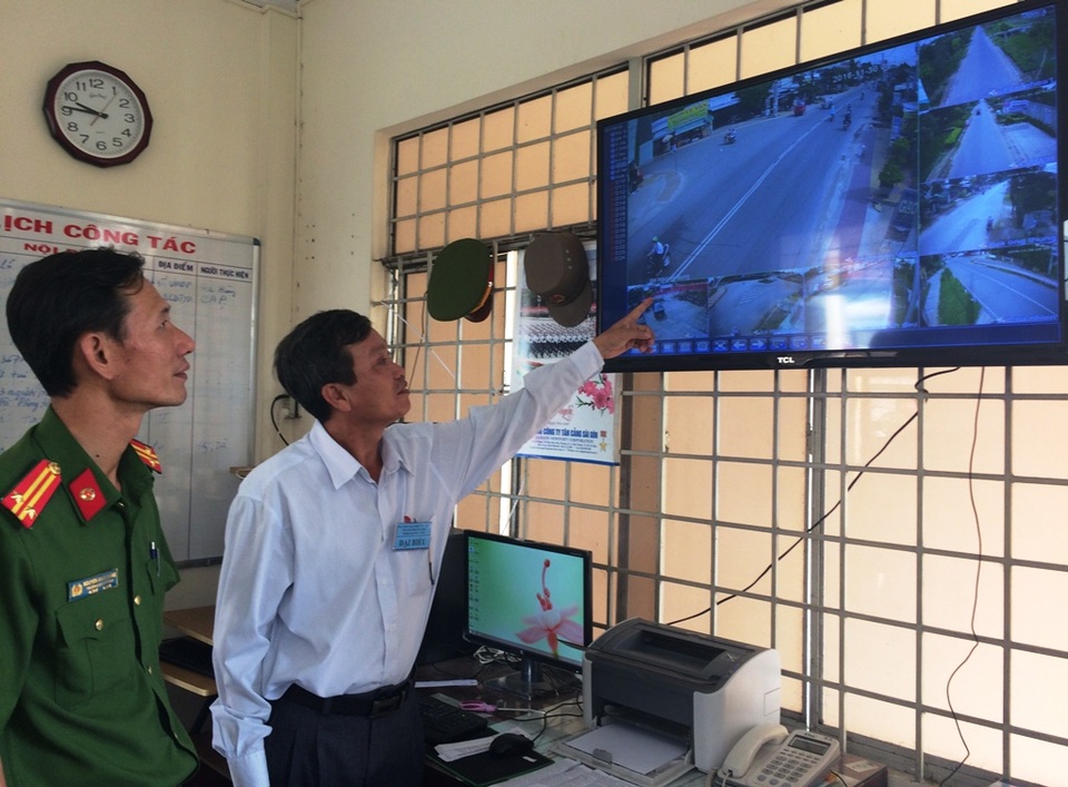 Lắp camera an ninh để dẹp nạn trộm hoa, kiểng ở "làng hoa" Sa Đéc - 2 Ông Võ Minh Thông - Chủ tịch UBND phường Tân Qui Đông (áo trắng) cũng như lực lượng công an địa phương đánh giá rất cao mô hình camera an ninh mang lại qua một số vụ việc trên địa bàn
