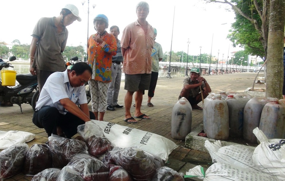 Số nội tạng bốc mùi trên xe khách biển kiểm soát 51B-032 bị ngành chức năng An Giang bắt giữ