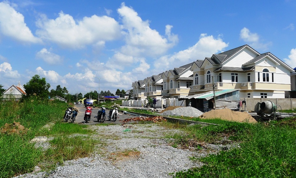 TP Rạch Giá lấy đất dân giao doanh nghiệp “đổi” hạ tầng… còn nhiều khuất tất? - 5 Trên chục chính (đường số 01) một dãy nhà biệt thự liên kề đã mọc lên, với giá bán 6 triệu đồng/m2