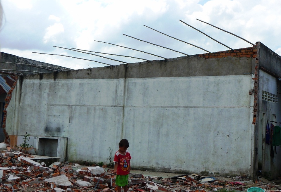 TP Rạch Giá lấy đất dân giao doanh nghiệp “đổi” hạ tầng… còn nhiều khuất tất? - 4 Người dân cho rằng dãy nhà được cất xơ xài này đón dự án?