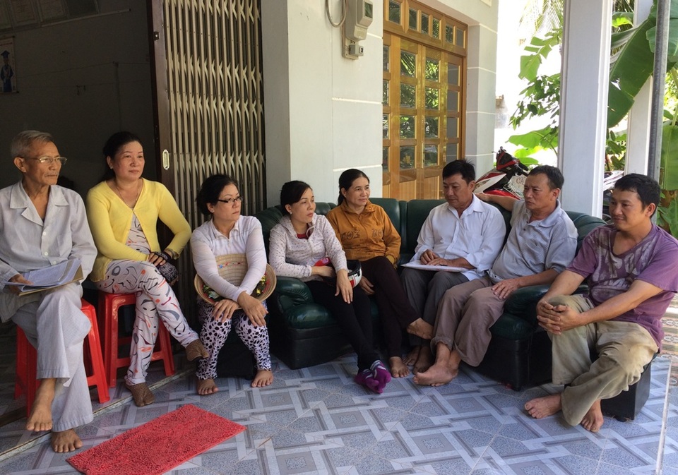 TP Rạch Giá lấy đất dân giao doanh nghiệp “đổi” hạ tầng… còn nhiều khuất tất? - 3 Rất đông người dân không đồng tình với việc UBND TP Rạch Giá lấy đất giao cho DN nhưng ý kiến của người dân không được ghi nhận, áp giá một chiều, nhất là không được bố trí nền tái định cư theo qui định