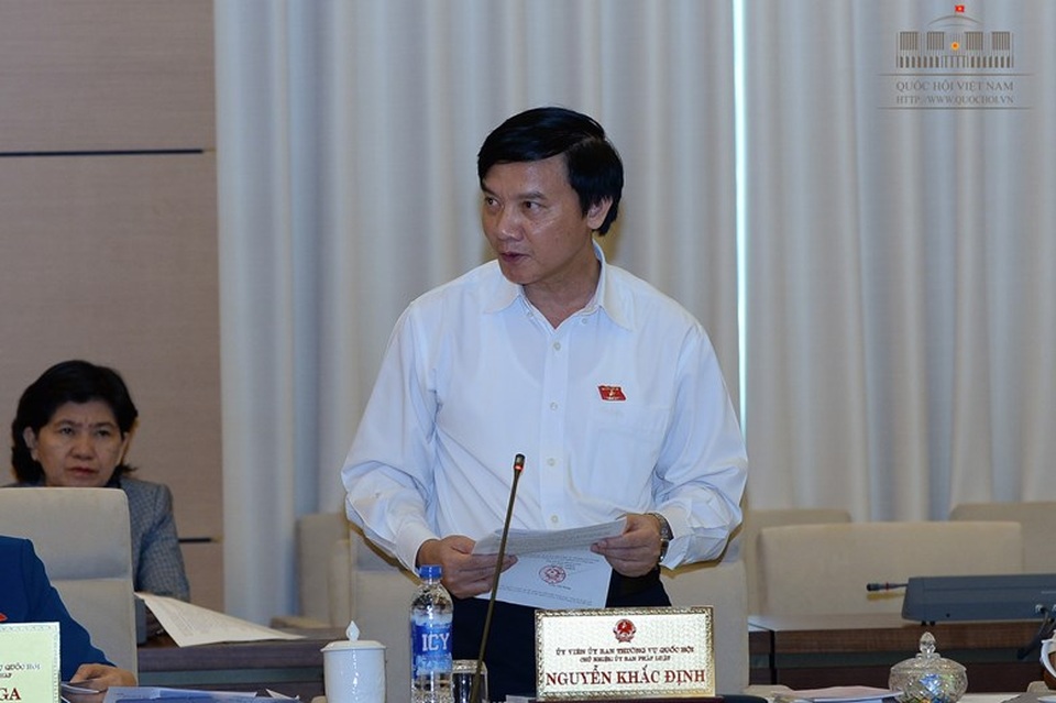 "Bỏ lửng" quản lý 400 triệu USD mỗi năm? - 1 Chủ nhiệm UB Pháp luật của Quốc hội Nguyễn Khắc Định cho biết, ông đã dành thời gian cùng ban soạn thảo nhiều ngày liền làm ngày làm đêm để đúc ra được 43 điều của dự thảo luật về Hội.