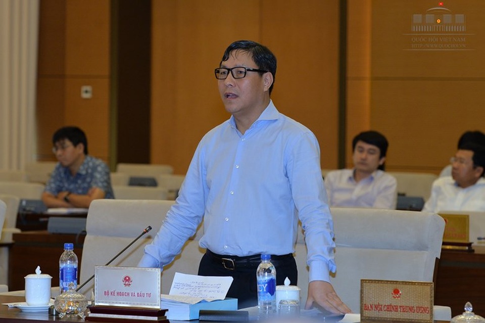 Thứ trưởng các Bộ “đấu” lý khi trình luật - 1 Thứ trưởng Bộ KH-ĐT Đặng Huy Đông khá vất vả để giải trình các nội dung trong dự thảo luật Quy hoạch.