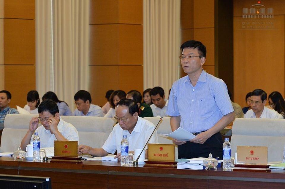 Thống nhất bỏ tội cung cấp dịch vụ trái phép trên mạng - 1 Bộ trưởng Tư pháp Lê Thành Long trình luật sửa đổi Bộ luật Hình sự 2015 với đề xuất bỏ Điều 292.