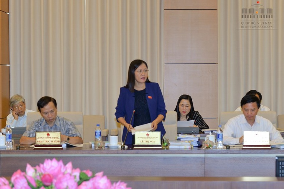 Thống nhất bỏ tội cung cấp dịch vụ trái phép trên mạng - 2 Chủ nhiệm UB Tư pháp Lê Thị Nga trình bày báo cáo thẩm tra rất chi tiết, dài gần 20 trang về dự luật.