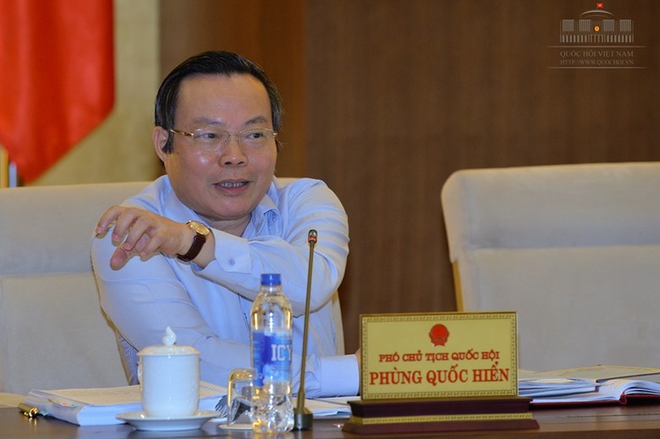 Luật chậm được trình do các Bộ ngành quá... thiếu trách nhiệm! - 1 Phó Chủ tịch Quốc hội Phùng Quốc Hiển nghi ngại những dự tính của cơ quan soạn thảo luật là quá lạc quan.