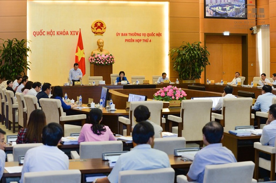 "Dự kiến tăng trưởng 6,5% chỉ là kỳ vọng" - 1 Thường vụ Quốc hội tiếp tục chương trình phiên họp thứ 4 sau khi tạm dừng trong thời gian TƯ họp.