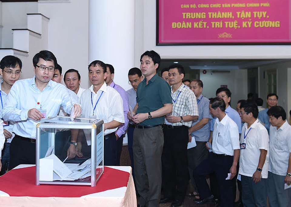 Thủ tướng, các Phó Thủ tướng quyên góp ủng hộ đồng bào miền Trung - 3 Cán bộ, chuyên viên công tác tại Chính phủ hưởng ứng phát động của Thủ tướng, cùng đóng góp ủng hộ đồng bào miền Trung.