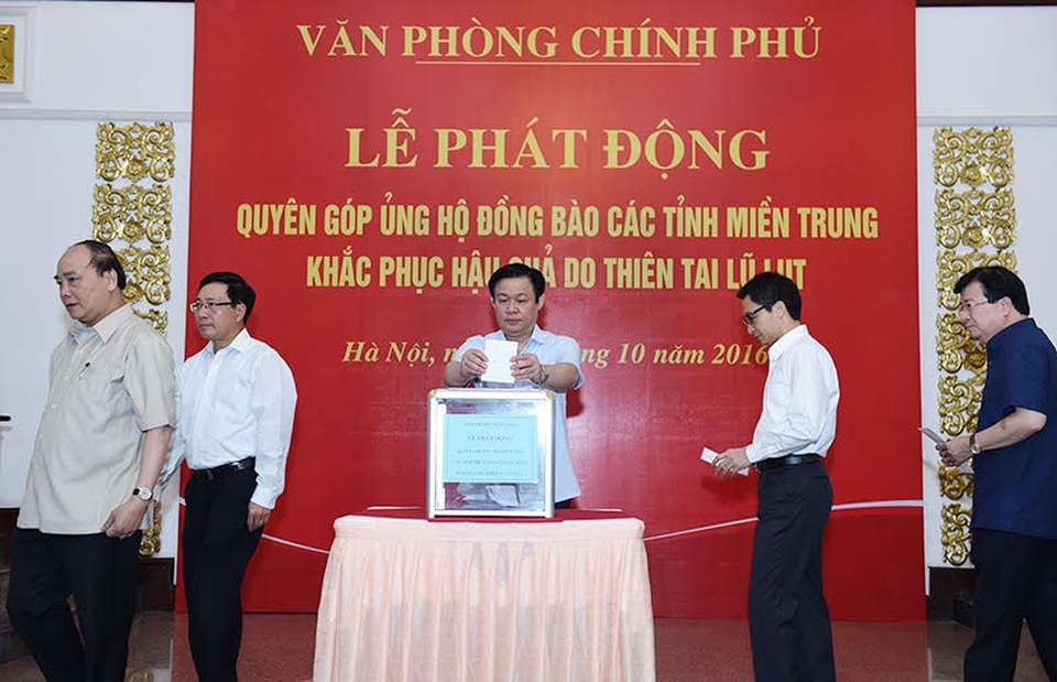 Thủ tướng, các Phó Thủ tướng quyên góp ủng hộ đồng bào miền Trung - 2 Thủ tướng và các Phó Thủ tướng đóng góp ủng hộ đồng bào miền Trung (ảnh: Hiếu Nguyễn).