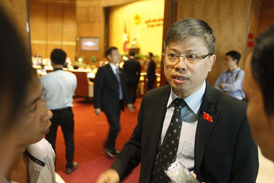 Công bố nước mắm asen: Hội bảo vệ nhưng lại làm người tiêu dùng hoang mang! - 1
Đại biểu Nguyễn Sỹ Cương cho rằng, việc công bố thông tin nước mắm asen của Vinastas không minh bạch, có thể đặt nghi vấn về động cơ và... vi phạm pháp luật (ảnh: Việt Hưng).