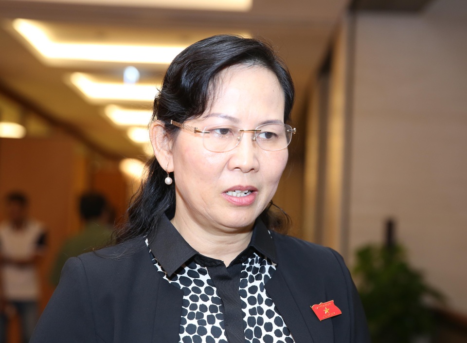 Phó Chủ nhiệm UB Kiểm tra TƯ Lê Thị Thủy trao đổi bên hành lang Quốc hội ngày 28/12 (ảnh: N.T).